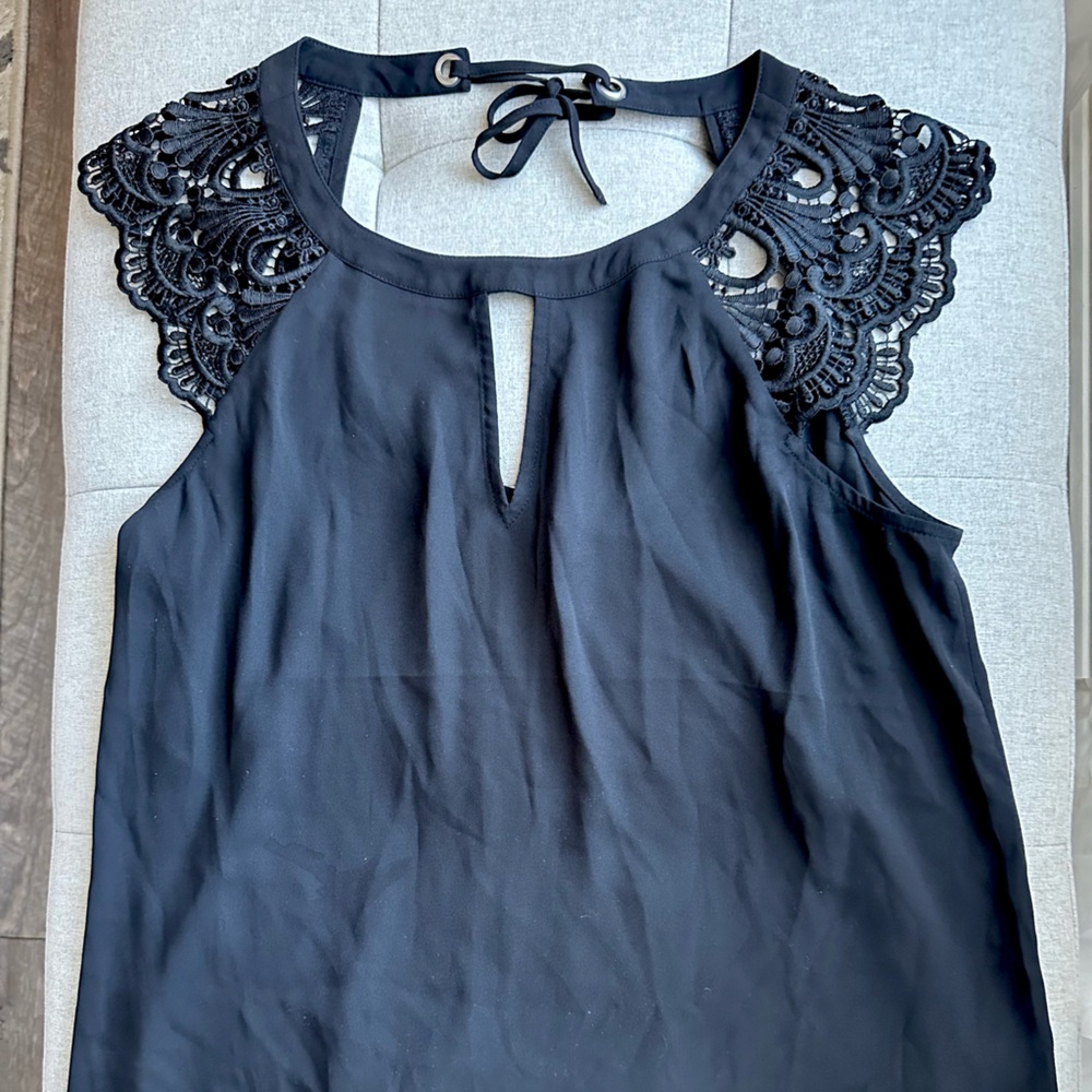 🖤Lace shoulder tie back blouse